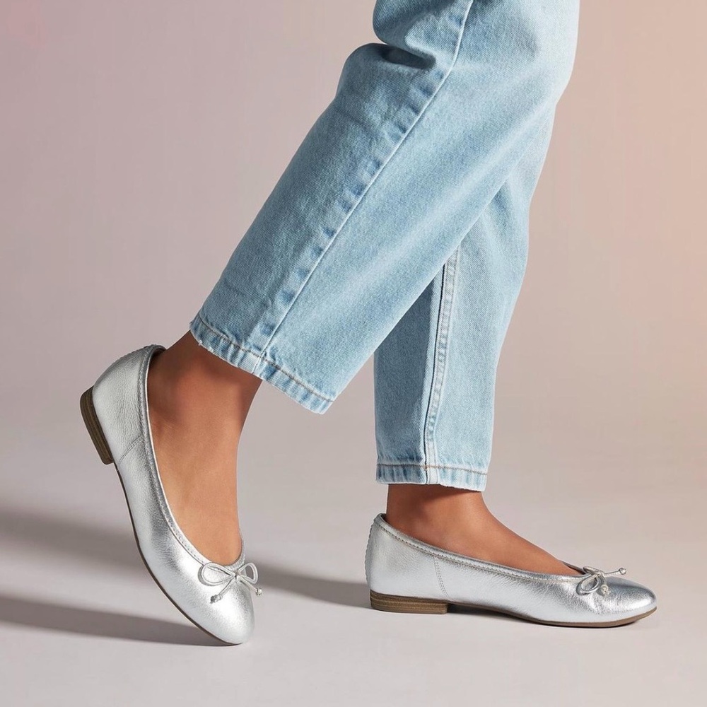 New Clarks Fawna Lily Silver Leather Ballet Flats 7 Shimmer Comfort Preppy Dress